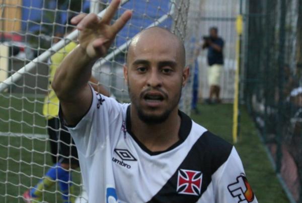 Tambinha marcou o terceiro gol vascano na partida