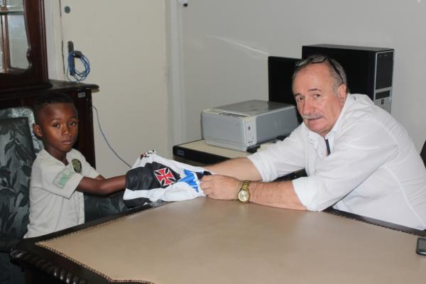 Juninho com o vice-presidente Jos Mouro