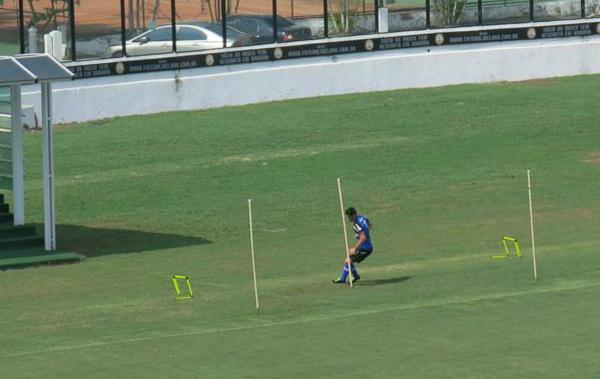 Emanuel aparece em campo pela primeira vez