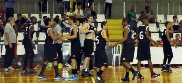 Jogadores comemoraram bastante a vitria aps o trmino da partida.