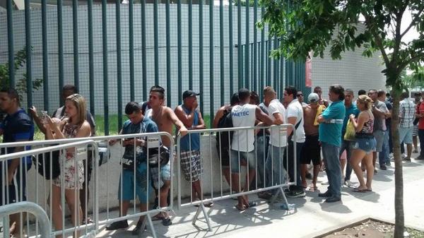 Fila dos vascanos no Maracan  menor, mas h grande procura em So Janurio tambm