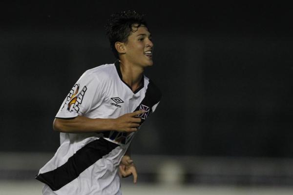 Matheus ''Pet'' Vital tem idade de juvenil e vem se firmando no time sub-20 do Vasco