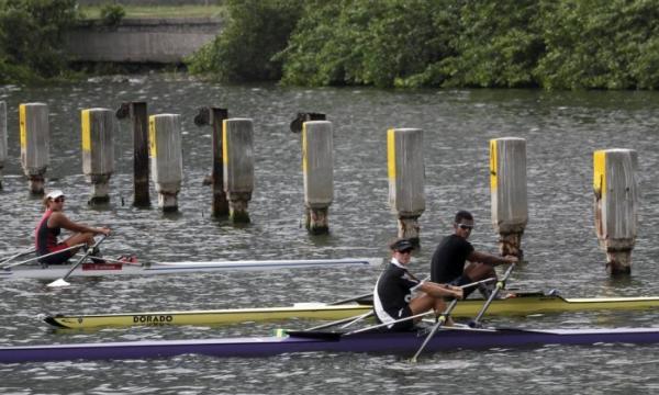 Largada. Junto ao que restou da antiga estrutura de onde partem os barcos para as regatas na Lagoa, os remadores Beatriz Tavares (Flamengo),  esquerda, Fabiana Beltrame (Vasco), ao centro, e Ailson Erclito (Botafogo)