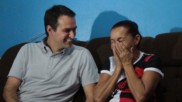 Ao lado do reprter Edson Viana, Dona Dulce se emociona com mensagem de Juninho