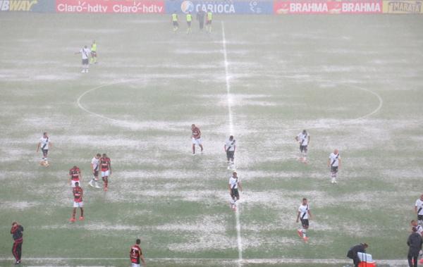 Estado do gramado do Maracan no momento da paralisao do clssico deste domingo