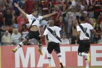 Jogadores comemoram gol de Gilberto