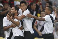 Jogadores comemoram gol de Gilberto