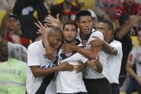 Jogadores comemoram gol de Gilberto