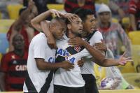 Jogadores comemoram gol de Gilberto