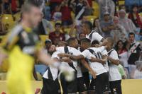 Jogadores comemoram gol de Gilberto