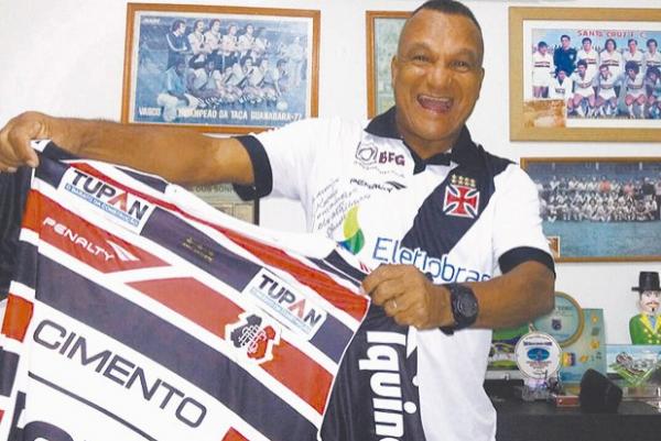 Ramon se divide entre duas paixes: Vasco e Santa Cruz