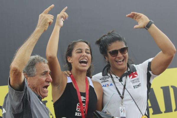 Bruna Carvalho com a professora Natasha Rosa e o Vice-presidente Antnio Lopes Loureno comemoram o ouro