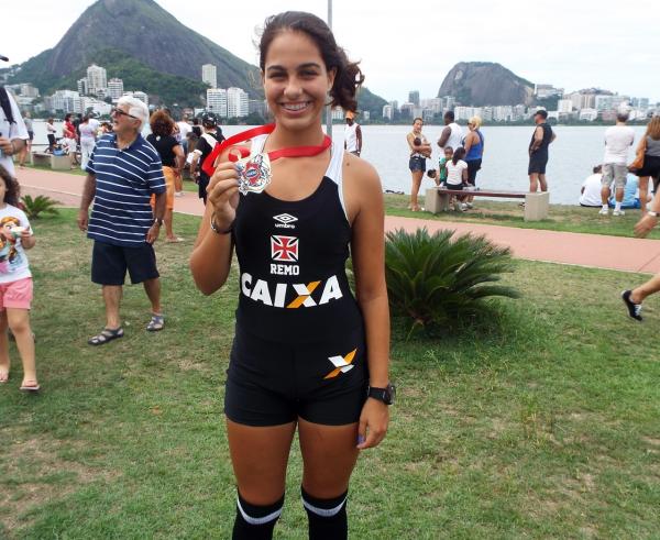 Bruna posando com sua medalha de ouro no Single Skiff Infantil.