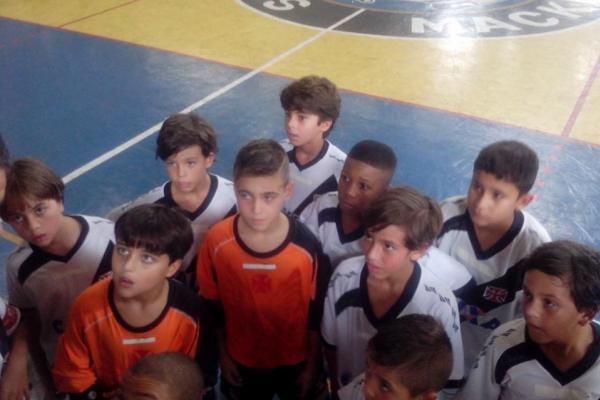 Futsal do Vasco jogando com uniformes da Penalty e logotipo da empresa tampado.