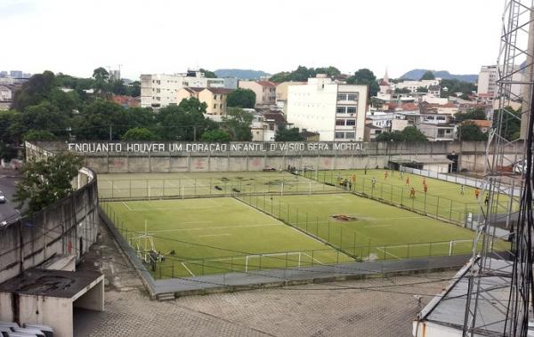 Sem obras no campo, gramado sinttico tem partes descolando, mas ainda servem  base