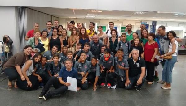 Pais, atletas e comisso tcnica confraternizam no Galeo