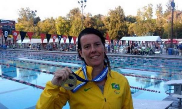 Susana Schnarndorf Ribeiro mostra o ouro dos 50m livre, nos Jogos Para-Pan-Pacficos, nos EUA, ano passado