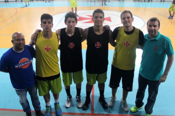 Maurcio, Victor, Francisco, Vincius, Marcelo (preparador fsico do Vasco) e Ali Assi