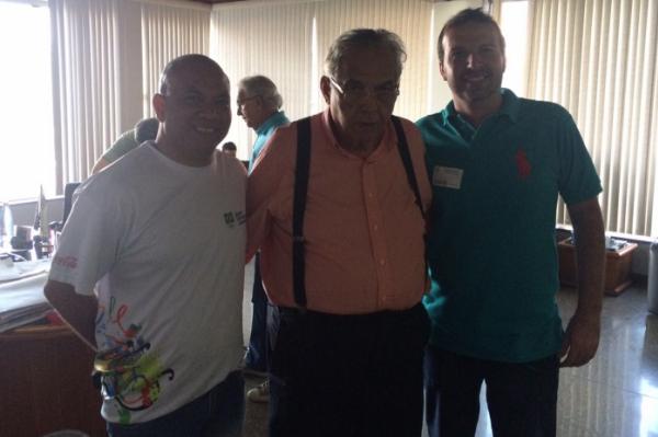 Maurcio e Ali Assi posam com o presidente Eurico Miranda