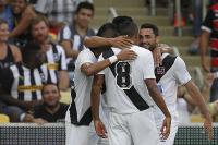 Jogadores comemoram gol de Gilberto