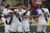 Jogadores comemoram gol de Gilberto