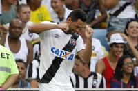 Jogadores comemoram gol de Gilberto