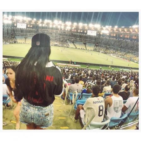 Ex-Miss Brasil Dbora Lyra acompanhou pela primeira vez um jogo do Vasco no Maracan