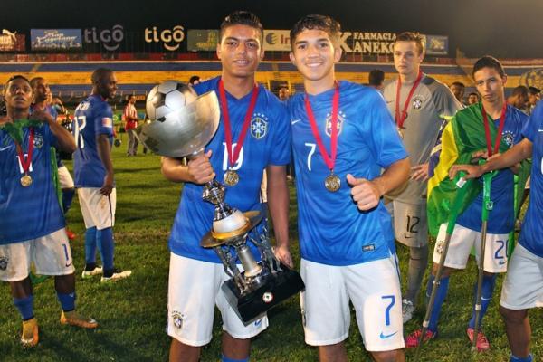Evander e Andrey posam com a taa do Campeonato Sul-Americano
