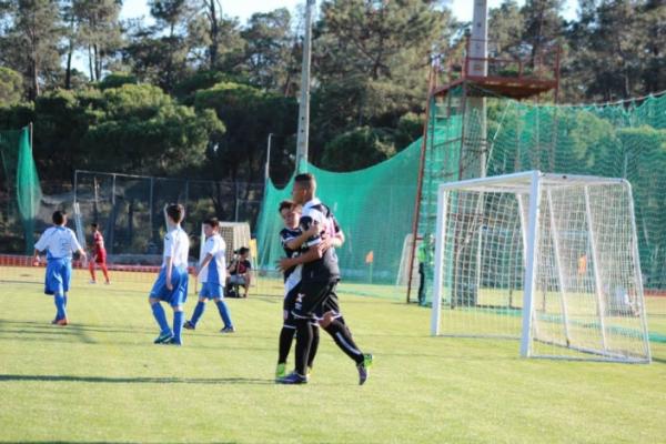 Marlon comemora um dos seus trs gols no jogo