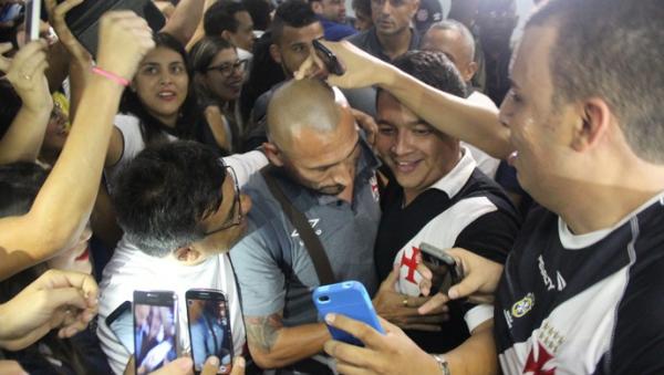 Guiazu  cercado por torcedores no saguo do aeroporto