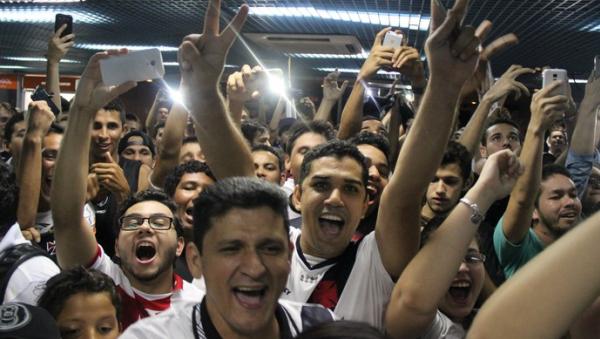 Torcida vascana lotou aeroporto de Rio Branco na madrugada desta tera