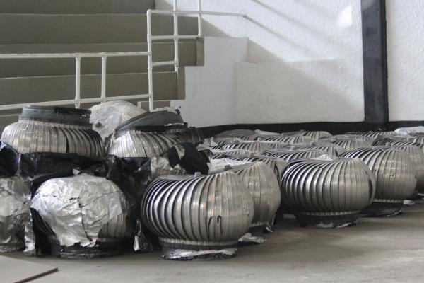 Os antigos exaustores deteriorados por falta de manuteno foram retirados