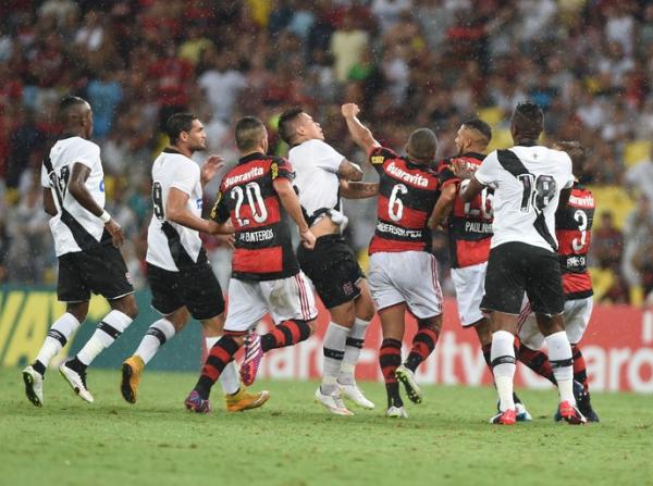 Pico agrediu Bernardo e na confuso em clssico marcado pela chuva no Maracan