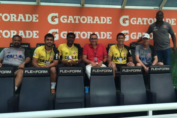 Preparadores de goleiros da base posam para foto com Flvio Tnius e Fbio Raulino