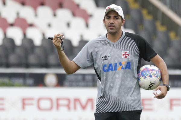 Eduardo Souza comandou a atividade em So Janurio