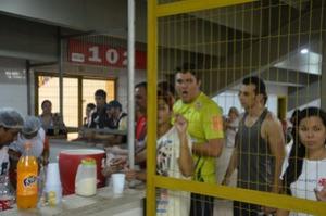 Torcedores do vasco reclamaram da dificuldade para comprar na praa de alimentao da Arena da Floresta