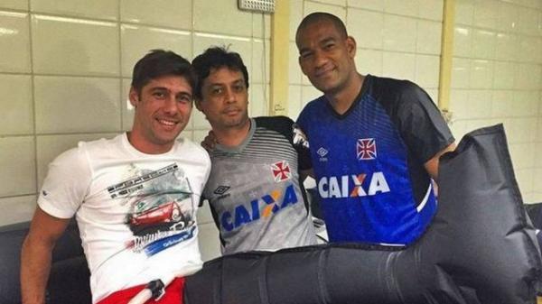 Fellype Gabriel posa ao lado de Alex Evangelista e o zagueiro Rodrigo