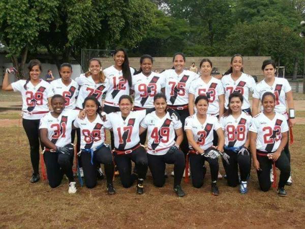 Equipe vascana de futebol americano com o equipamento para flag football