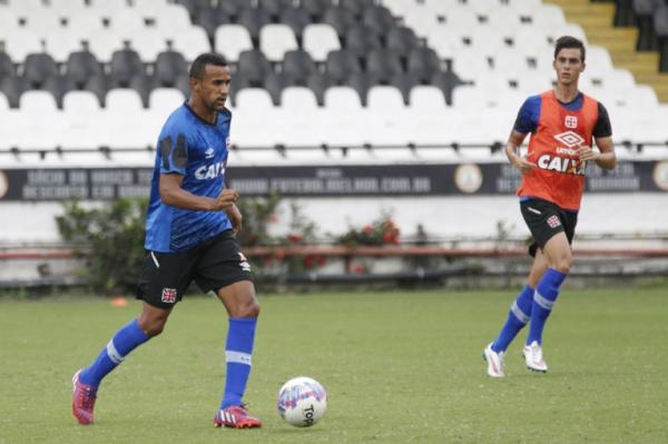Serginho conduz a bola no gramado de So Janurio