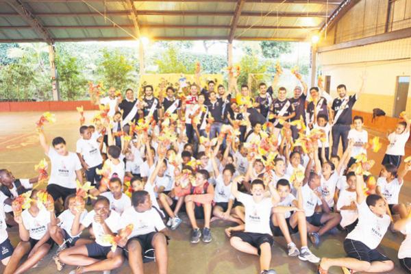 Foram entregues 160 ovos s crianas com idade entre 6 e 14 anos