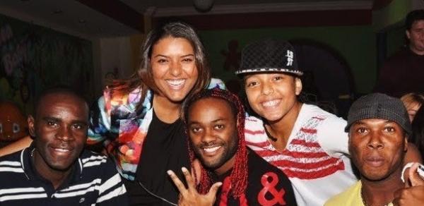 Vagner Love (centro) e Evander (de bon e camisa branca): eles se chamam de irmos