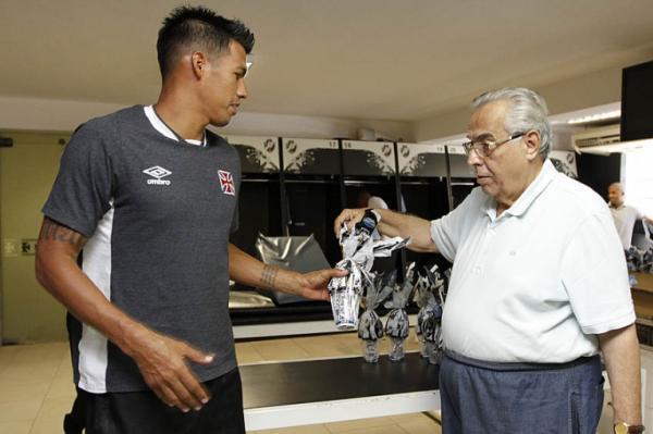 Presidente entregando ovo de Pscoa para Julio dos Santos