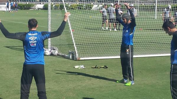 Martn Silva,  esquerda, Juninho, com capacete, e Copetti: Vasco promove integrao entre goleiros