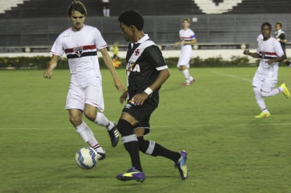 Douglas Luiz balanou as redes para o Vasco