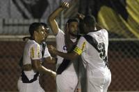 Jogadores comemoram gol de Gilberto