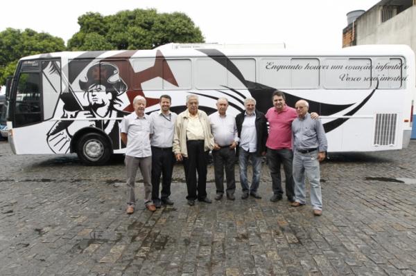 Presidente Eurico Miranda e Vice-presidente Jos Luis ao lado da direo da Top Rio