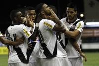 Jogadores comemoram gol de Jhon Cley