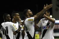 Jogadores comemoram gol de Jhon Cley