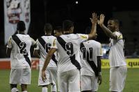 Jogadores comemoram gol de Jhon Cley