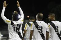 Jogadores comemoram gol de Rafael Silva